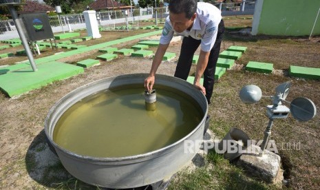 Petugas mengamati panci pengukur penguapan (Evaporimeter) di Laboratorium Terbuka BMKG (Badan Meteorologi, Klimatologi dan Geofisika) Banten, di Serang, Senin (11/11/2019).