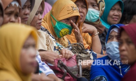 Karyawan pabrik tekstil terkena PHK (ilustrasi). Unit Pelaksana Teknis Kementerian Sosial Balai Mulya Jaya Jakarta, menampung sementara dua perempuan asal Palembang yang menjadi korban Pemutusan Hubungan Kerja (PHK) salah satu perusahaan di Tangerang akibat dampak COVID-19.