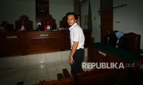 Artis Jefri Nichol bersiap menjalani sidang putusan di PN Jakarta Selatan,Jakarta, Senin (11/11/2019).