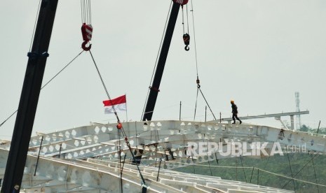 Pekerja menyelesaikan pembangunan pabrik (ilustrasi).Badan Koordinasi Penanaman Modal (BKPM) menyatakan, salah satu perusahaan yang melakukan relokasi investasi ke Indonesia akan melakukan groundbreaking pekan depan. 