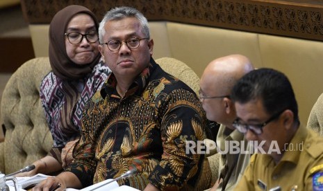 Ketua Komisi Pemilihan Umum (KPU) Arief Budiman (kedua kiri) didampingi Komisioner KPU Evi Novida Ginting (kiri) mengikuti rapat bersama Komisi II DPR di kompleks Parlemen, jakarta, Senin (11/11/2019).