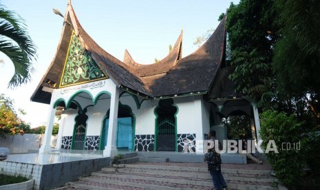 Perjalanan Tuanku Imam Bonjol. Foto: Pengunjung berziarah ke kompleks makam Tuanku Imam Bonjol di Pineleng, Minahasa, Sulawesi Utara, Senin (11/11/2019). 