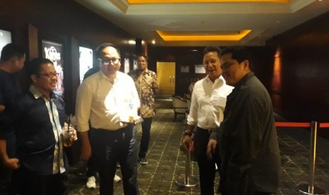 Menteri Badan Usaha Milik Negara (BUMN) Erick Thohir bersama Wamen BUMN Wakil Menteri BUMN Budi Gunadi Sadikin dan Kartika Wirjoatmodjo menggelar nonton bareng film 