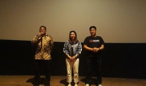 Menteri Badan Usaha Milik Negara (BUMN) Erick Thohir bersama Wamen BUMN Wakil Menteri BUMN Budi Gunadi Sadikin dan Kartika Wirjoatmodjo menggelar nonton bareng film 