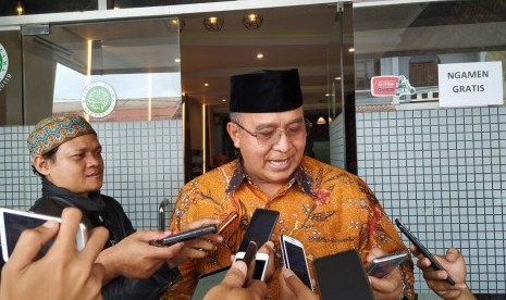 Wali Kota Tasikmalaya Budi Budiman saat diwawancara wartawan, Selasa (12/11). (Republika/Bayu Adji P )