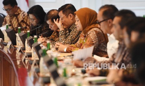 Sejumlah menteri kabinet Indonesia maju bersiap mengikuti rapat terbatas di Kantor Presiden, Jakarta, Selasa (12/11/2019).