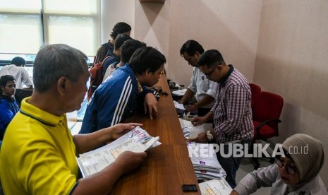 Warga antre membuat Surat Keterangan Catatan Kepolisian (SKCK) di Polres Jakarta Pusat, Jakarta, Selasa (12/11/2019). 