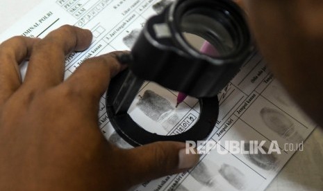 Petugas melakukan pengecekan sidik jari saat pembuatan Surat Keterangan Catatan Kepolisian (SKCK) di Polres Jakarta Pusat, Jakarta, Selasa (12/11/2019).