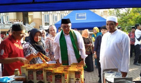 Sekretaris Menteri Koperasi dan UKM Prof Rully Indrawan (sorban hijau) melihat produk-produk pesantren yang dijajakan melalui stan di Pesantren Idrisiyyah, Kabupaten Tasikmalaya, Selasa (12/11).