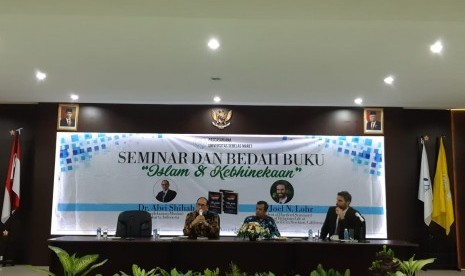 Cendikiawan muslim yang juga mantan Menteri Luar Negeri Indonesia, Alwi Shihab (paling kiri) saat menjadi pembicara dalam acara Seminar dan Bedah Buku Islam dan Kebhinekaan di Gedung Pusdiklat Universitas Sebelas Maret (UNS) Solo, Selasa (12/11). Dalam acara tersebut Alwi menekankan pentingnya dialog yang baik sesuai ajaran Alquran dalam menyelesaikan masalah perbedaan di internal umat Islam