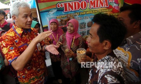 Gubernur Jawa Tengah, Ganjar Pranowo (kiri). Gubernur Ganjar Pranowo ingatkan tidak pungutan untuk syarat diloloskan PNS