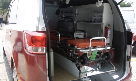 Tampak salah satu ambulans yang diserahkan Wuling Motors kepada Rumah Zakat, selasa (12/11). 