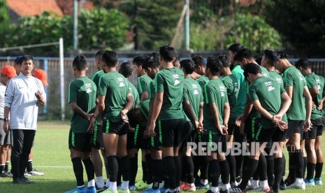 Pelatih timnas U-22 Indonesia, Indra Sjafri (kiri) memberikan arahan saat memimpin latihan belum lama ini.