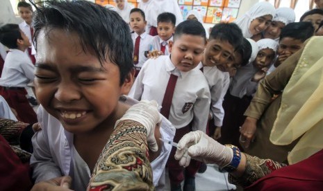 Imunisasi difteri tetanus (DT). Sepanjang 2017-2019, RSUP H Adam Malik di Medan merawat 30 anak yang terinfeksi difteri, penyakit yang bisa dicegah dengan imunisasi..