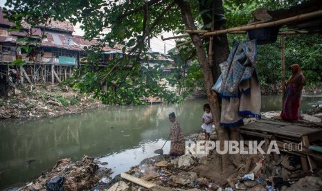 Warga beraktivitas di bantaran Sungai Ciliwung, Kampung Tanah Rendah, Jakarta, Rabu (13/11/2019).