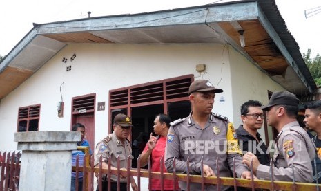 Polisi berjaga di depan rumah keluarga terduga pelaku aksi bom bunuh diri Mapolrestabes Medan, di Jalan Jangka, Gang Tenteram, Medan, Sumatera Utara, Rabu (13/11/2019).