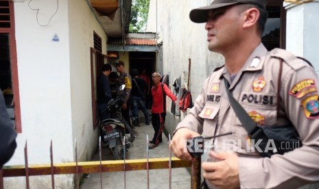 Polisi berjaga di depan rumah keluarga terduga pelaku aksi bom bunuh diri Mapolrestabes Medan, di Jalan Jangka, Gang Tenteram, Medan, Sumatera Utara, Rabu (13/11/2019).