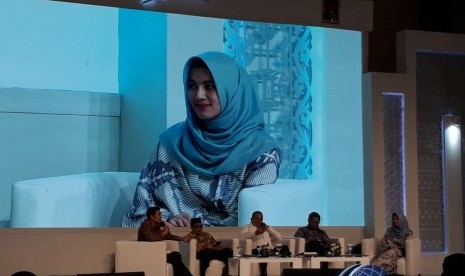 Aktris Alyssa Soebandono menceritakan pengalaman pribadinya dalam berwakaf pada acara Indonesia Sharia Economic Festival (ISEF) 2019 di Jakarta, Rabu (13/11).