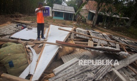 Dampak kerusakan akibat angin puting beliung. Foto (Ilustrasi)