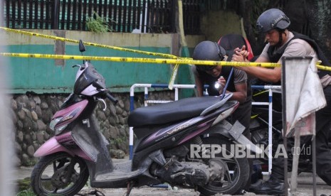 Personel penjinak bom dari Gegana Brimob Polda Sumatera Utara memeriksa sebuah sepeda motor yang diduga milik pelaku bom bunuh diri yang terparkir di depan Mapolrestabes Medan, Sumatera Utara, Rabu (13/11/2019).