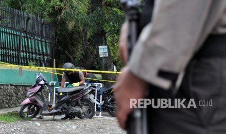 Personel penjinak bom dari Gegana Brimob Polda Sumatera Utara memeriksa sebuah sepeda motor yang diduga milik pelaku bom bunuh diri yang terparkir di depan Mapolrestabes Medan, Sumatera Utara, Rabu (13/11/2019).