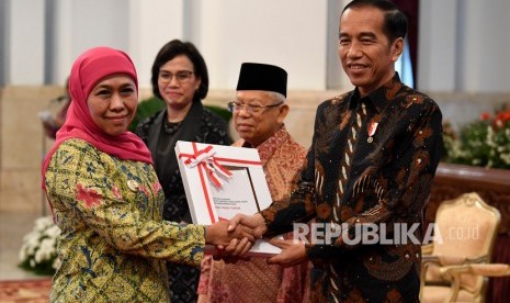 Presiden Joko Widodo bersama Gubernur Jawa Timur Khofifah Indar Parawansa.