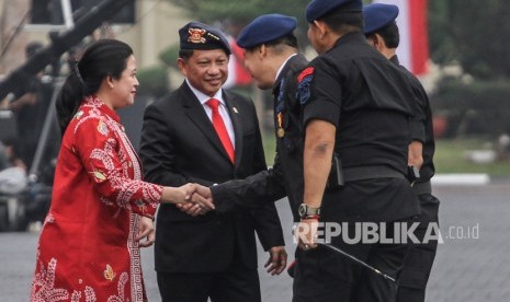 Ketua DPR Puan Maharani (kiri) bersama Mendagri yang juga Mantan Kapolri Jendral Pol (Purn) Tito Karnavian (kedua kiri) menyalami warga kehormatan Korps Brimob pada HUT ke-74 Korps Brimob di Mako Brimob, Kelapa Dua, Depok, Jawa Barat, Kamis (14/11/2019).