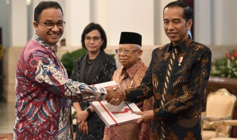 Presiden Joko Widodo (kanan) didampingi Wakil Presiden Ma