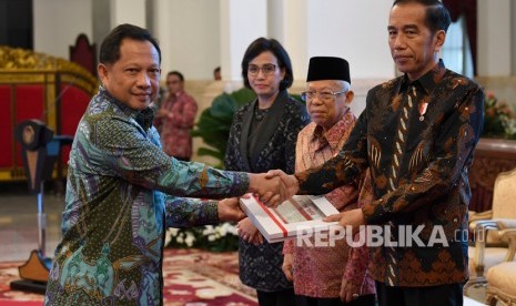 Presiden Joko Widodo (kanan) didampingi Wakil Presiden Ma