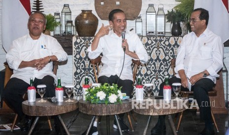 Presiden Joko Widodo (tengah) didampingi Menteri PUPR Basuki Hadimuljono (kiri) dan Menteri Perhubungan Budi Karya Sumadi (kanan) berbicara dalam diskusi Forum A1 di Jakarta, Kamis (14/11/2019). 