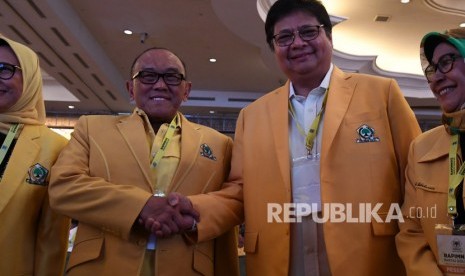 Ketua Umum Partai Golkar Airlangga Hartarto (kedua kanan) berjabat tangan dengan Ketua Dewan Pembina Aburizal Bakrie (kedua kiri) saat Rapimnas Partai Golkar di Jakarta, Kamis (14/11/2019).