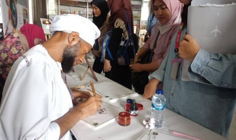 Kesultanan Oman menggelar pameran bertajuk Pesan Islam dari Oman, di Perpustakaan Nasional RI, Jakarta, Kamis (14/11). Pameran yang digelar perdana di Indonesia ini berlangsung pada 14-18 November tahun ini. 