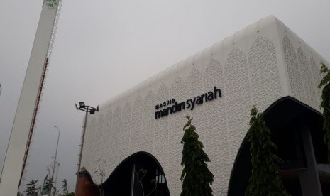 Bank Mandiri Syariah meresmikan Masjid Mandiri Syariah Cipali yang berlokasi di kawasan rest area km 166 Tol Cipali, Majalengka, Jawa Barat, Kamis (14/11).