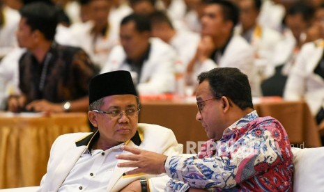 Presiden PKS Sohibul Iman (kiri) berbincang dengan Gubernur DKI Jakarta Anies Baswedan (kanan) saat pembukaan Rapat Koordinasi Nasional (Rakornas) PKS 2019 di Jakarta, Kamis (14/11/2019).