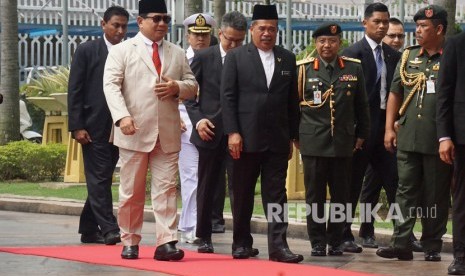 Menteri Pertahanan Prabowo Subianto (kedua kiri) berjalan bersama Menteri Pertahanan Malaysia Mohamad bin Sabu (kelima kiri) saat melakukan kunjungan ke Kementerian Pertahanan Malaysia, di Kuala Lumpur, Kamis (14/11/2019). 