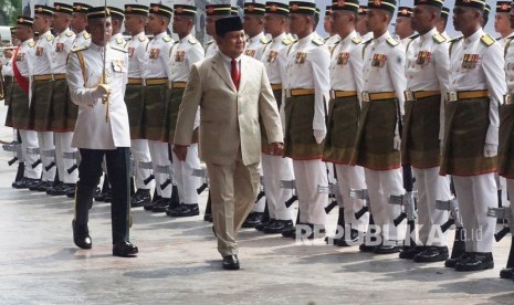 Menteri Pertahanan Prabowo Subianto akan membentuk komponen cadangan pertahanan militer dari kalangan pelajar. Namun Menanamkan nilai semangat kebangsaan lebih penting dari pembentukan tentara 'pelajar'