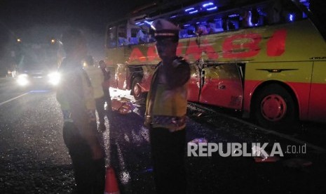 Polisi mengamankan bus Arimbi yang hancur pascakecelakaan di Jalan Tol Cipali kilometer 117 di Kabupaten Subang, Jawa Barat, Kamis (14/11/2019) dini hari.