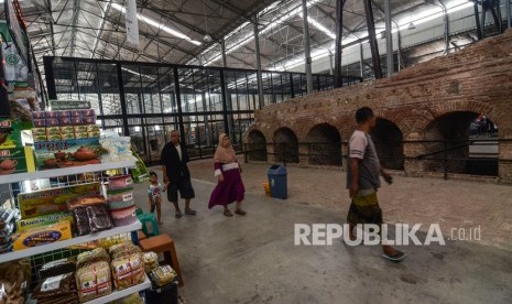 Sejumlah wisatawan lokal berwisata di Rest Area (Tempat Peristirahatan) KM 260B Heritage-Banjaratma di Kabupaten Brebes, Jawa Tengah, Kamis (14/11/2019). 