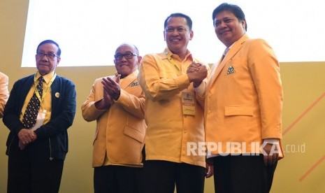 Ketua Umum Partai Golkar Airlangga Hartarto (kanan) berjabat tangan dengan Ketua MPR Bambang Soesatyo (kedua kanan) yang disaksikan Ketua Dewan Pembina Partai Golkar Aburizal Bakrie (ketiga kanan) dan Tokoh Senior Partai Golkar Akbar Tanjung, pada pembukaan Rapimnas Partai Golkar di Jakarta, Kamis (14/11/2019).