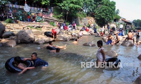 Sejumlah warga dan anak-anak bermain air di area sungai Ciliwung, Kampung Lebak Kantin, Kelurahan Sempur, Kota Bogor, Jawa Barat, Ahad (17/11/2019). 