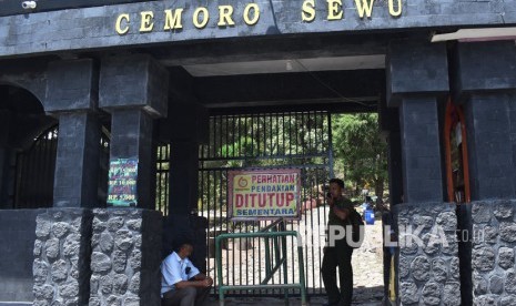 Petugas berjaga di gerbang jalur pendakian Gunung Lawu di Cemoro Sewu, Magetan, Jawa Timur, Ahad (17/11/2019). Mulai Kamis, jalur pendakian tersebut kembali dibuka.