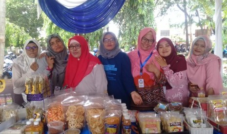 Sebanyak 160 IKM di Depok akan dapat sertifikat HAKI. Foto para pelaku UMKM saat bazar Gelar Produk UMKM di Balaikota Depok. 