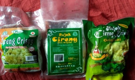 Tiga merek cireng, camilan dari tepung tapioka yang diproduksi oleh UMKM Bojongsari, Depok