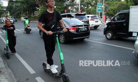 Warga memanfaatkan pelayanan sewa skuter listrik di kawasan Menteng, Jakarta, Ahad (17/11/2019).