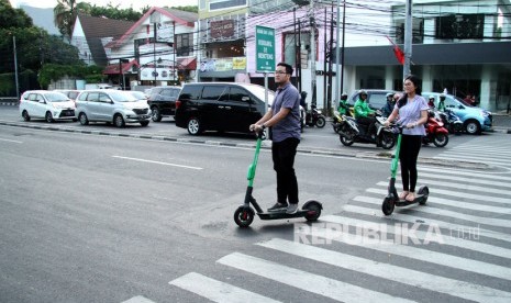 Warga memanfaatkan pelayanan sewa skuter listrik di kawasan Menteng, Jakarta, Ahad (17/11/2019).