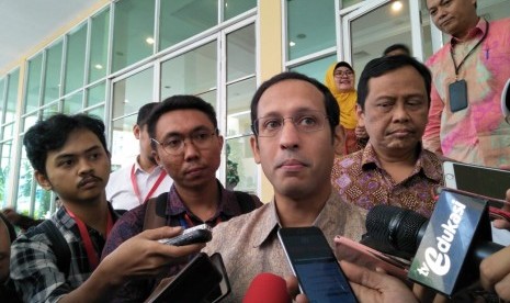 Menteri Pendidikan dan Kebudayaan, Nadiem Makarim, usai menghadiri kegiatan Apresiasi Bunda PAUD, di Balai Kartini, Jakarta, Senin (18/11). 