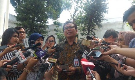 Jubir Istana, Fadjroel Rachman, memberi keterangan kepada media di Istana Negara, Senin (18/11). 