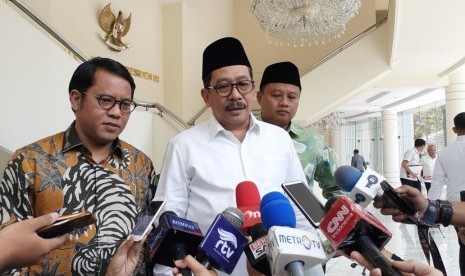 Wakil Menteri Agama Zainut Tauhid didampingi Direktur Jenderal Pendidikan Islam, Kamaruddin Amin usai rapat dengan Wakil Presiden Ma