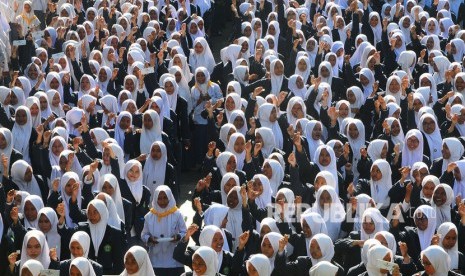 Remaja putri. Sebagaian anak gadis mungkin tak mengalami pertumbuhan payudara. Periksakan jika itu dialami ananda.