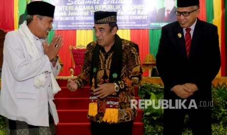 Menteri Agama Fachrul Razi (tengah) berbincang dengan pemuka agama saat menghadiri pertemuan dengan Aparatur Sipil Negara (ASN) dan civitas akademika Universitas Islam Negeri (UIN) Ar-Raniry di Banda Aceh, Aceh, Senin (18/11/2019). 